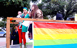 „Mamy prawo wyrażać swoje zdanie”. Pod eskortą policji ulicami Elbląga przeszedł pierwszy marsz równości